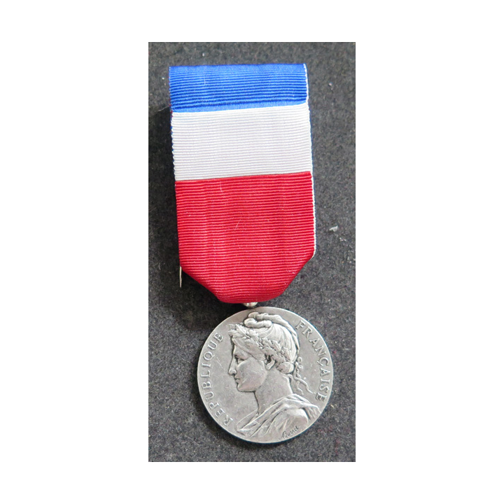 FRANCE : médaille du travail du ministère du Travail attribuée à D. Boyer en argent 1998