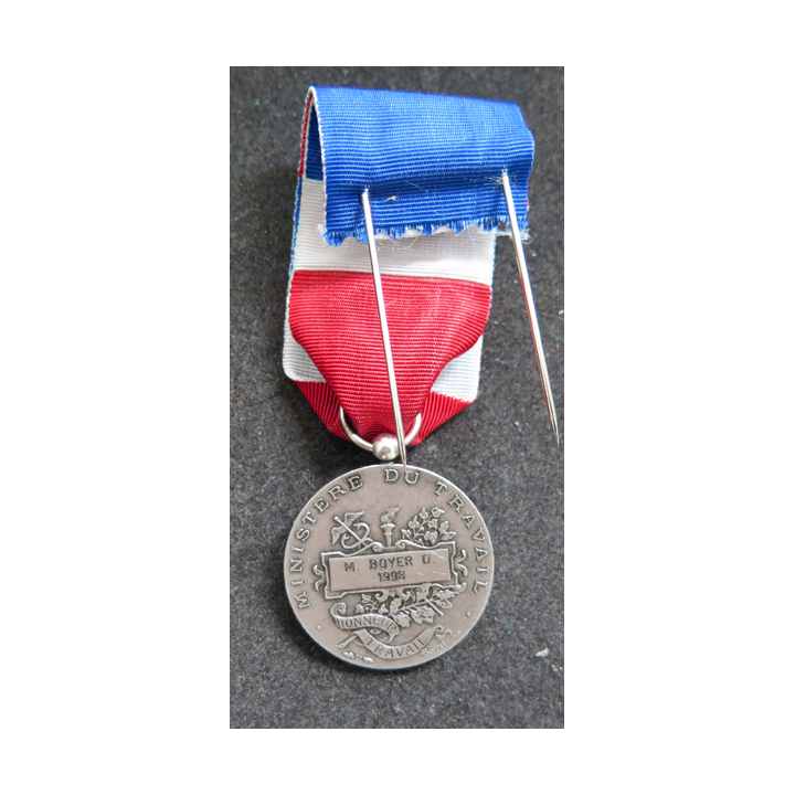 FRANCE : médaille du travail du ministère du Travail attribuée à D. Boyer en argent 1998