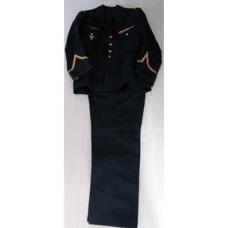 Tenue complète de sergent de la Base aérienne 140 Blida avec galons, insigne et décorations.