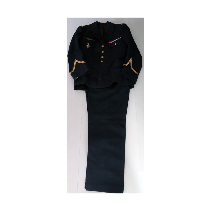 Tenue complète de sergent de la Base aérienne 140 Blida avec galons, insigne et décorations.