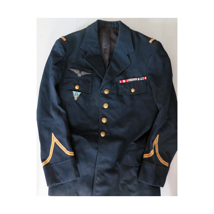 Tenue complète de sergent de la Base aérienne 140 Blida avec galons, insigne et décorations.