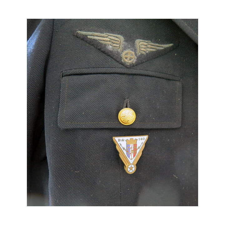 Tenue complète de sergent de la Base aérienne 140 Blida avec galons, insigne et décorations.