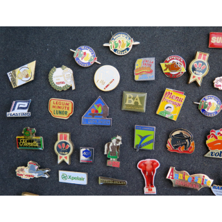Lot de 110 Pin's (avec quelques doublons)