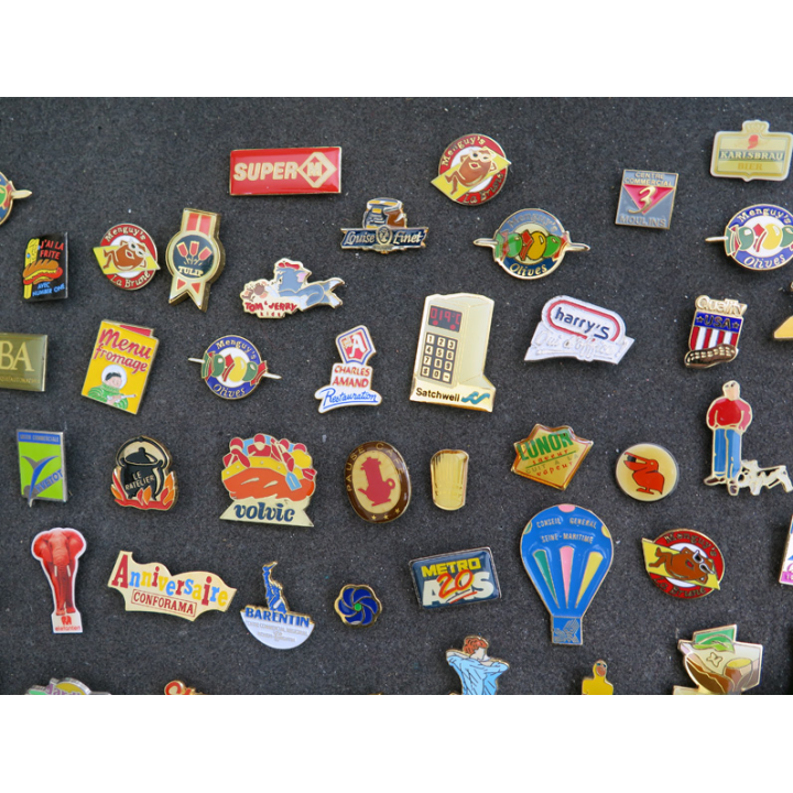 Lot de 110 Pin's (avec quelques doublons)