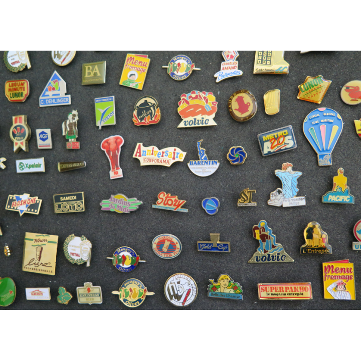 Lot de 110 Pin's (avec quelques doublons)