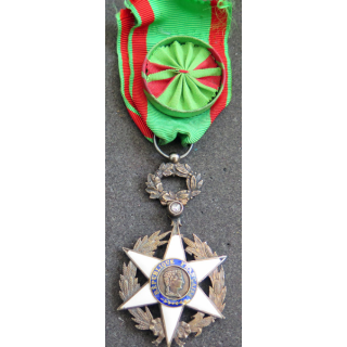 FRANCE : Officier de l'ordre du Mérite agricole en argent avec brillant central (petits éclats aux pointes)