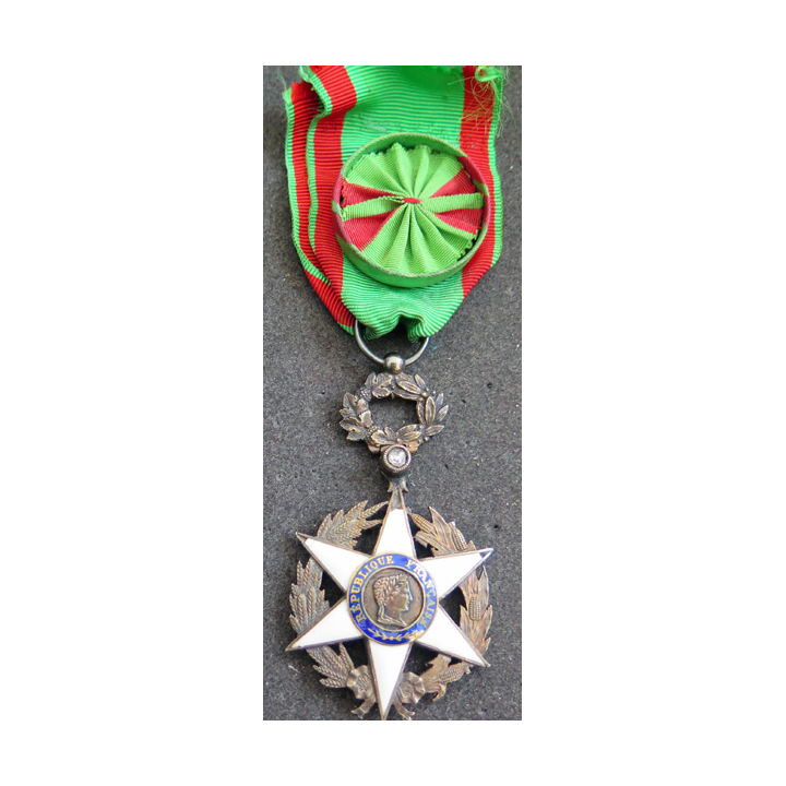 FRANCE : Officier de l'ordre du Mérite agricole en argent avec brillant central (petits éclats aux pointes)