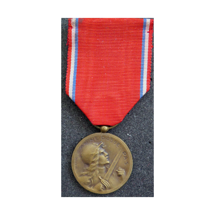 FRANCE : médaille de Verdun 21 février 1916 type Vernier en bronze
