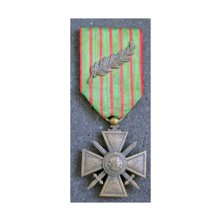 Ensemble du Lieutenant d'Artillerie Polaërt avec légion d'Honneur et Croix de guerre 1917.