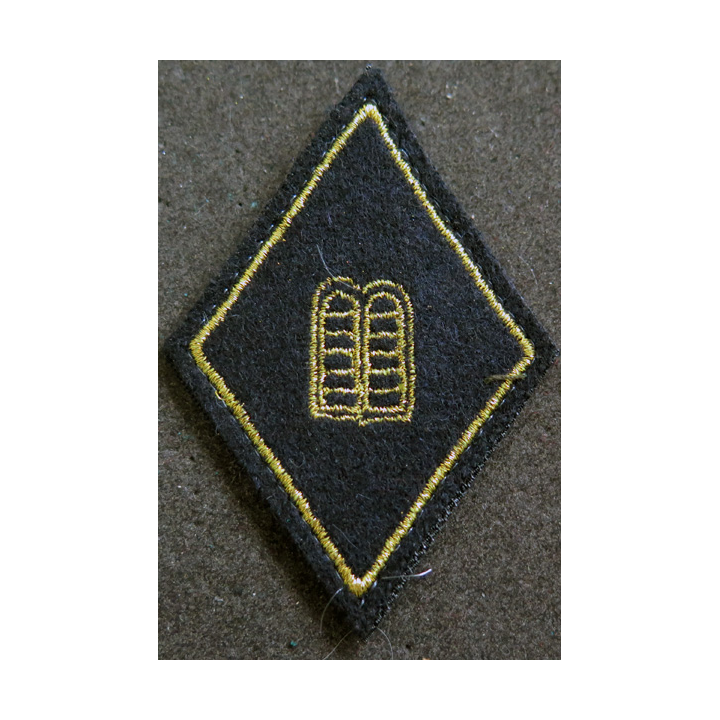 LOSANGE DE BRAS MODÈLE 45 : aumônier israélite titulaire fil or (laminette) avec 1 chevron sur scratch