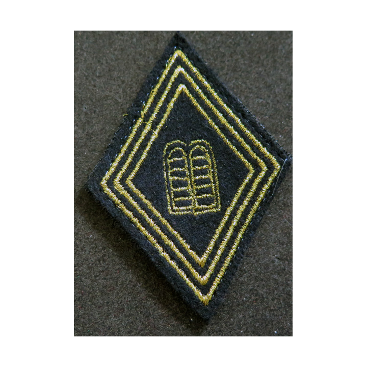 LOSANGE DE BRAS MODÈLE 45 : aumônier israélite titulaire fil or (laminette) avec 3 chevrons sur scratch