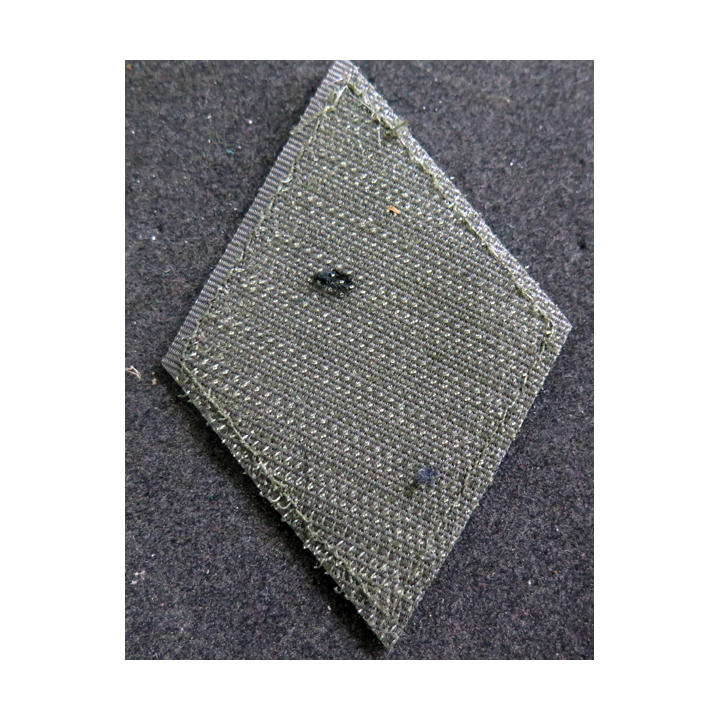 LOSANGE DE BRAS MODÈLE 45 : aumônier catholique titulaire fil or (laminette) avec 3 chevrons sur scratch