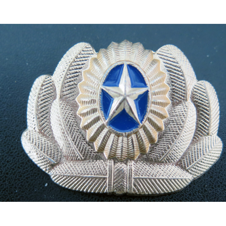 KAZAKHSTAN : insigne métal de casquette des officiers des Forces aériennes
