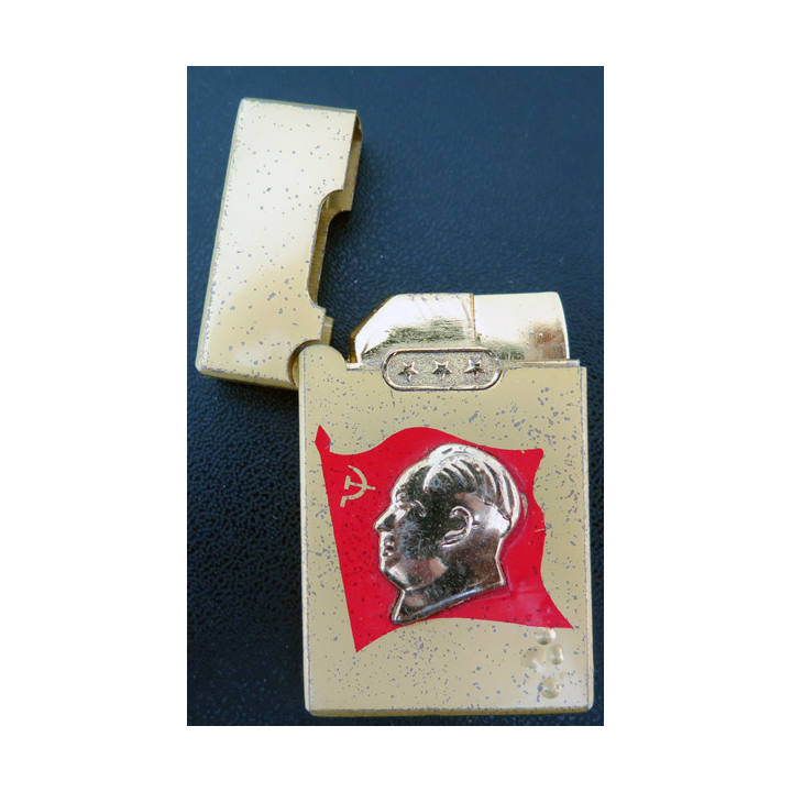 URSS : zippo soviétique avec l'effigie du Président Mao (??)