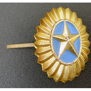 KAZAKHSTAN : insigne métal de casquette de l'armée de terre (1 attache cassée)