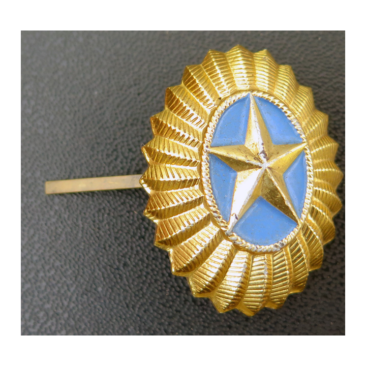 KAZAKHSTAN : insigne métal de casquette de l'armée de terre (1 attache cassée)