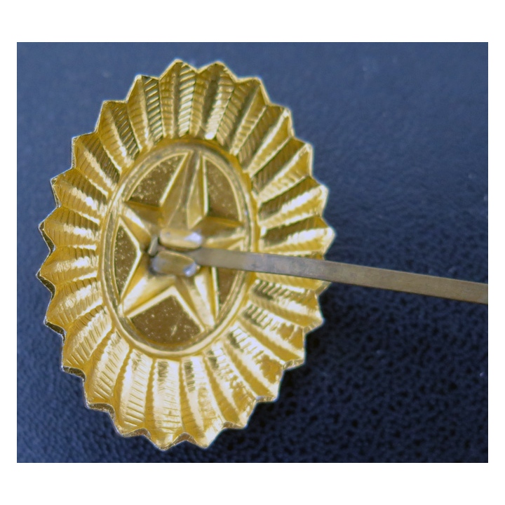 KAZAKHSTAN : insigne métal de casquette de l'armée de terre (1 attache cassée)