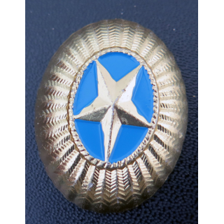 KAZAKHSTAN : insigne métal de casquette de l'armée de terre (1 attache cassée)