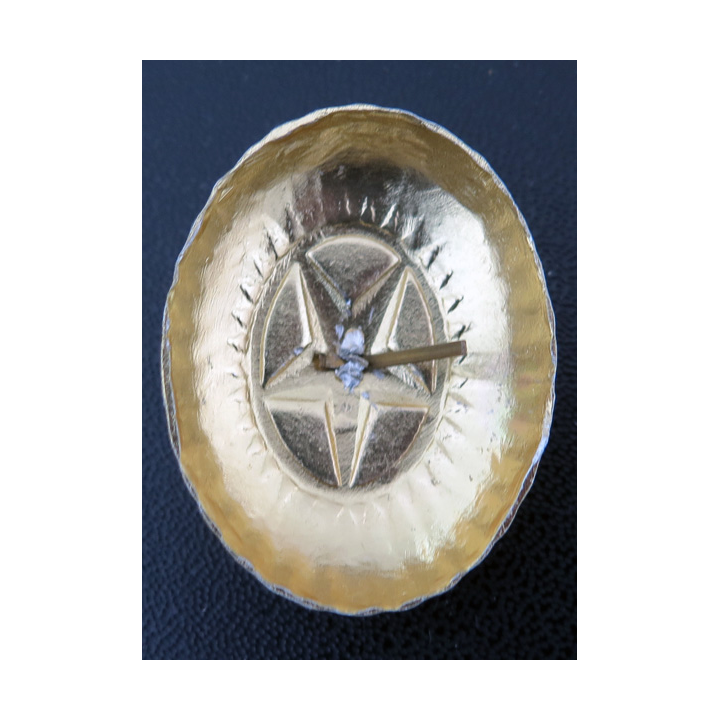 KAZAKHSTAN : insigne métal de casquette de l'armée de terre (1 attache cassée)