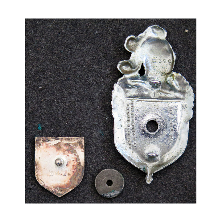 insigne métallique de la Gendarmerie de Berlin Plateau AB LOUIS DEL H.696 et écu H. 598 émail