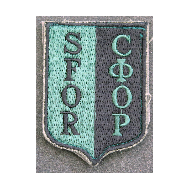 SFOR : insigne tissu de la SFOR (Ex-Yougoslavie) basse visibilité sur scratch