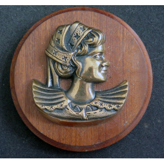 BRETAGNE : Tape de bouche en bronze d'une jeune bretonne avec sa coiffe diamètre 12 cm