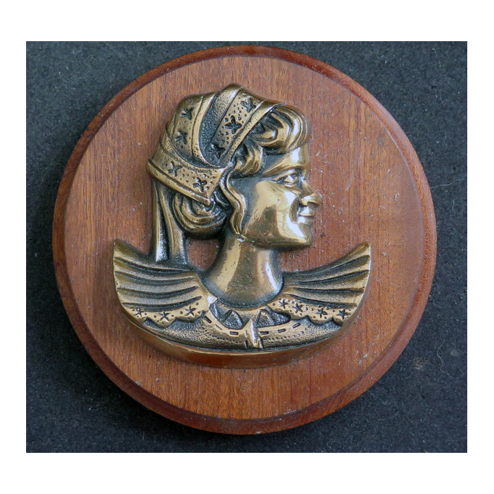 BRETAGNE : Tape de bouche en bronze d'une jeune bretonne avec sa coiffe diamètre 12 cm