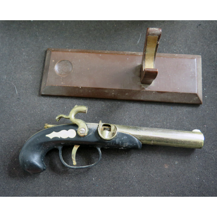 Briquet type pistolet marine sur son support en bois