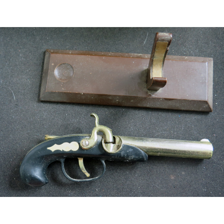 Briquet type pistolet marine sur son support en bois