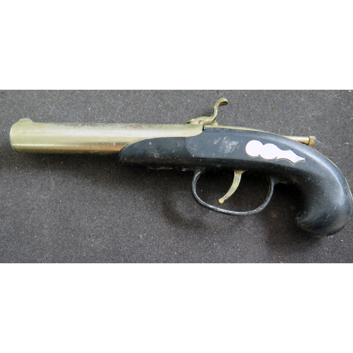 Briquet type pistolet marine sur son support en bois