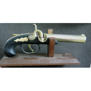 Briquet type pistolet marine sur son support en bois