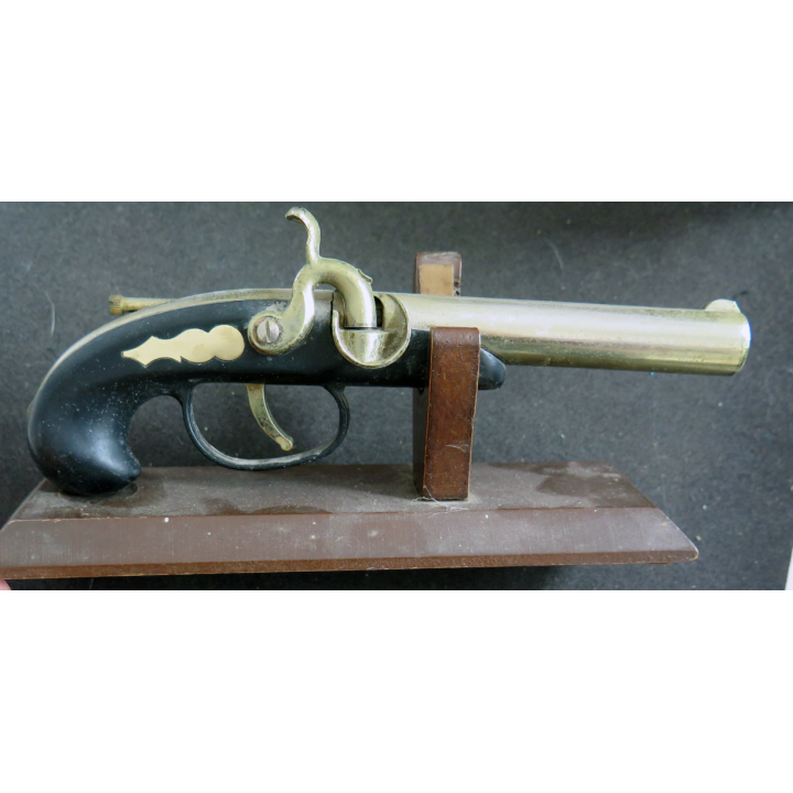 Briquet type pistolet marine sur son support en bois