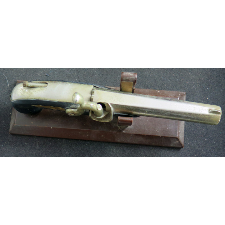 Briquet type pistolet marine sur son support en bois