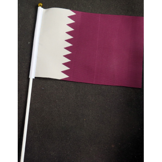 Petit drapeau à main du Qatar fixé sur une hampe en plastique blanc 20 x 13,5 cm