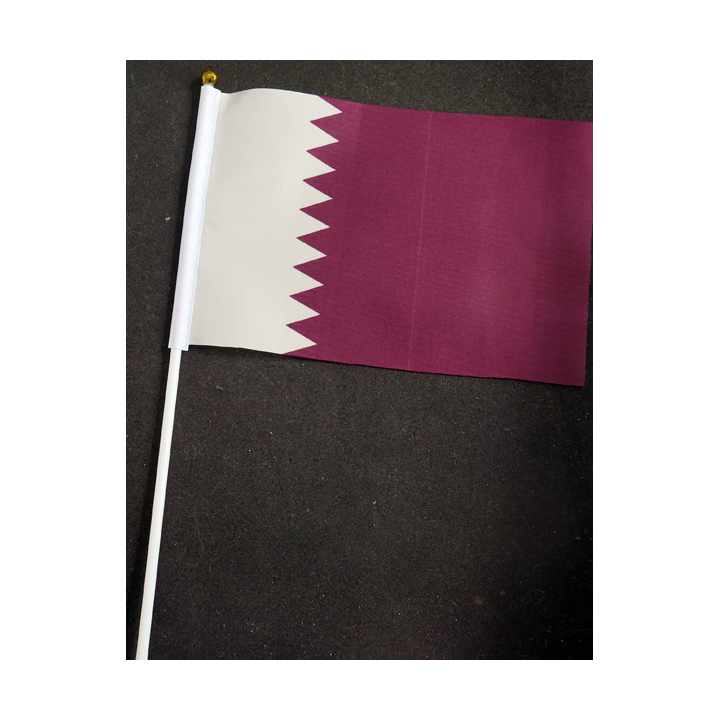 Petit drapeau à main du Qatar fixé sur une hampe en plastique blanc 20 x 13,5 cm