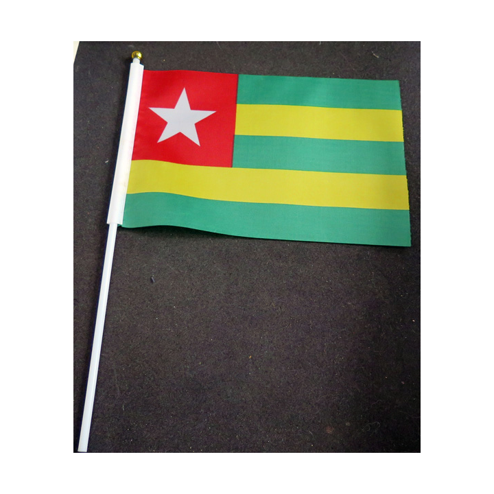 Petit drapeau à main du Togo fixé sur une hampe en plastique blanc 20 x 13,5 cm