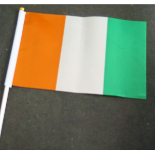 Petit drapeau à main de la Côte d'Ivoire fixé sur une hampe en plastique blanc 20 x 13,5 cm