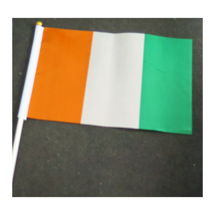 Petit drapeau à main de la Côte d'Ivoire fixé sur une hampe en plastique blanc 20 x 13,5 cm