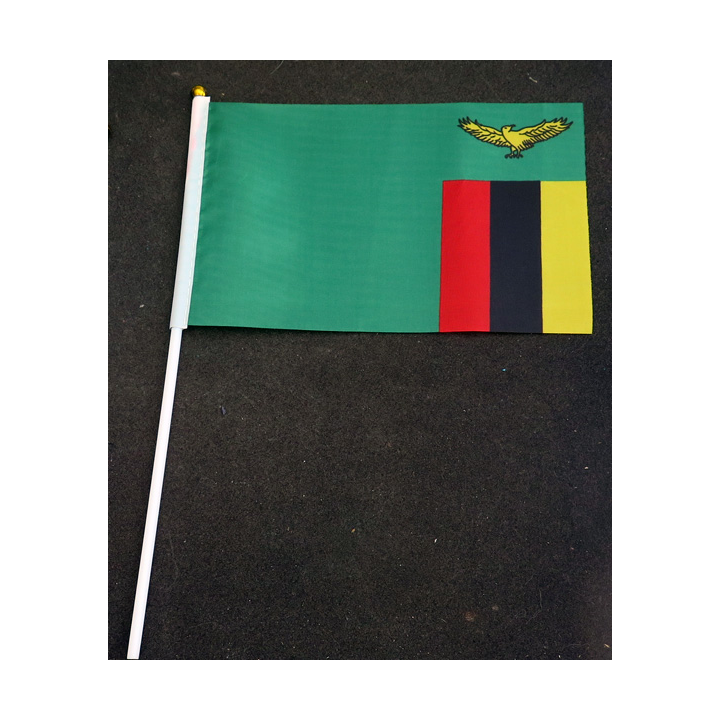 Petit drapeau à main de la Zambie fixé sur une hampe en plastique blanc 20 x 13,5 cm