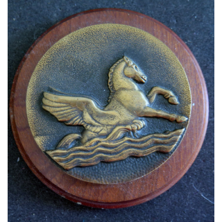 PEGASE : Tape de bouche du Chasseurs de mines Pégase 12,5 cm de diamètre sur socle de bois