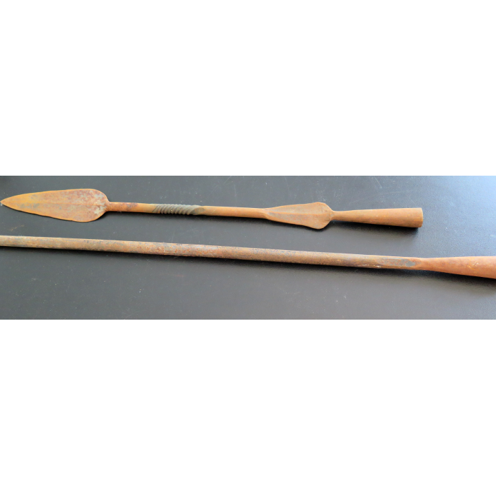 Deux lances en métal longueur 60 et 46 cm