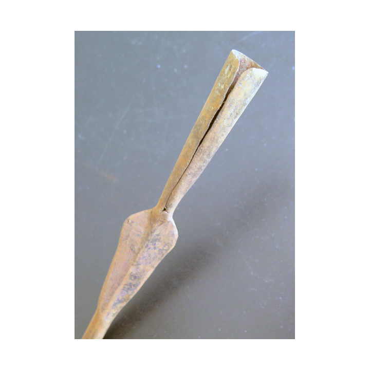 Deux lances en métal longueur 60 et 46 cm