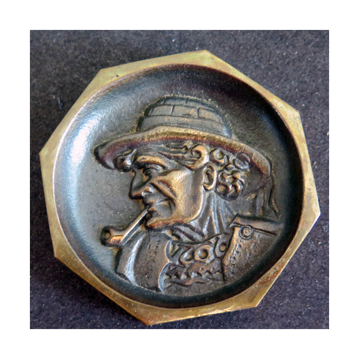 BRETAGNE : cendrier ou plaque en bronze d'un vieux breton fumant la pipe diamètre 8,7 cm