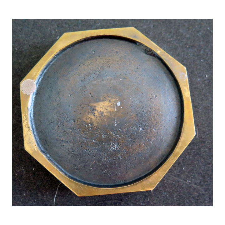 BRETAGNE : cendrier ou plaque en bronze d'une vieille bretonne fumant la pipe diamètre 8,7 cm