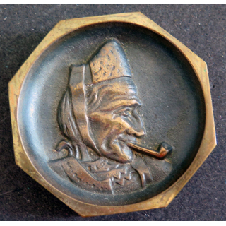 BRETAGNE : cendrier ou plaque en bronze d'une vieille bretonne fumant la pipe diamètre 8,7 cm