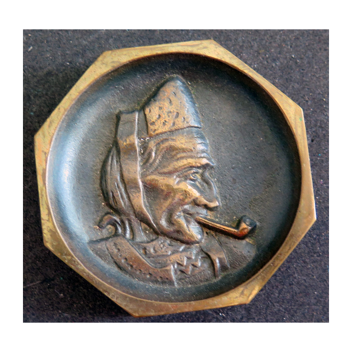 BRETAGNE : cendrier ou plaque en bronze d'une vieille bretonne fumant la pipe diamètre 8,7 cm