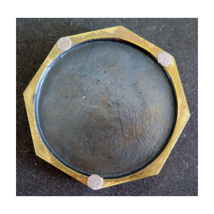BRETAGNE : cendrier ou plaque en bronze d'un vieux breton fumant la pipe diamètre 8,7 cm