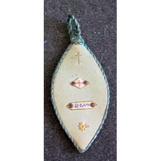 pendentif reliquaire religieux de Sainte Colette en tissu brodé et décoré 8 x 3,4 cm