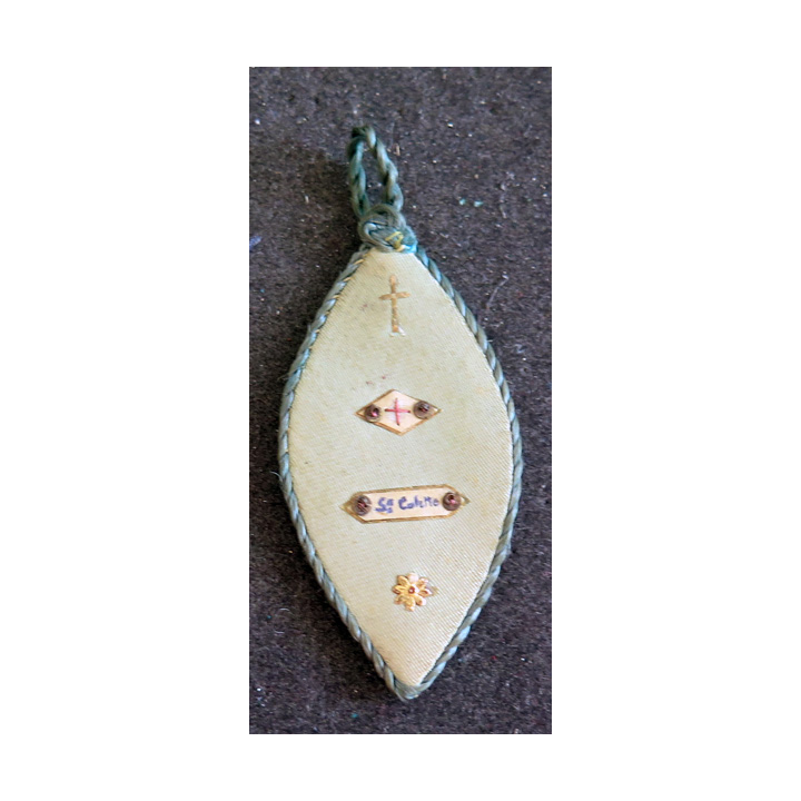pendentif reliquaire religieux de Sainte Colette en tissu brodé et décoré 8 x 3,4 cm