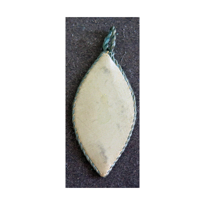 pendentif reliquaire religieux de Sainte Colette en tissu brodé et décoré 8 x 3,4 cm